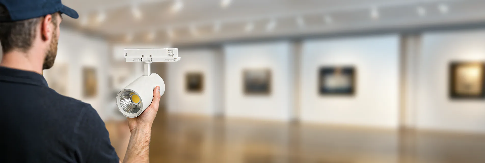 Noxion Delta Pro rail spot vastgehouden door een installateur in een museum